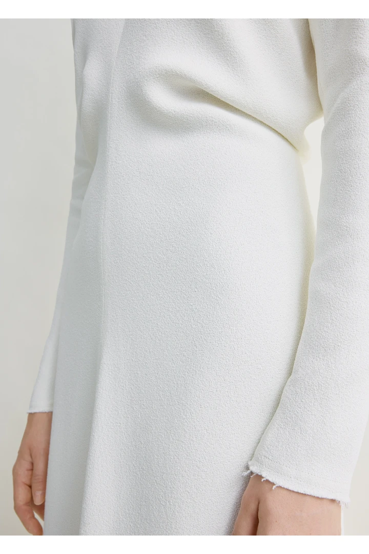 TOTEME 롱 슬리브 슬라우치 웨이스트 드레스 마카다미아의 마카다미아컬러 4번쨰 이미지입니다.