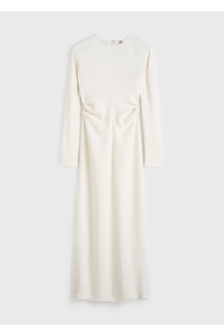 TOTEME default image 2 of 크림 in 롱 슬리브 슬라우치 웨이스트 드레스 마카다미아