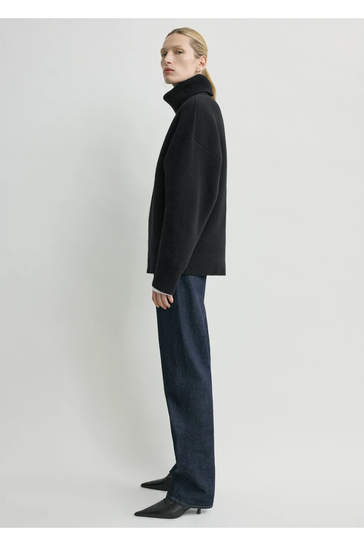 TOTEME 더블 니트 터틀넥 블랙의 블랙컬러 1번쨰 이미지입니다.