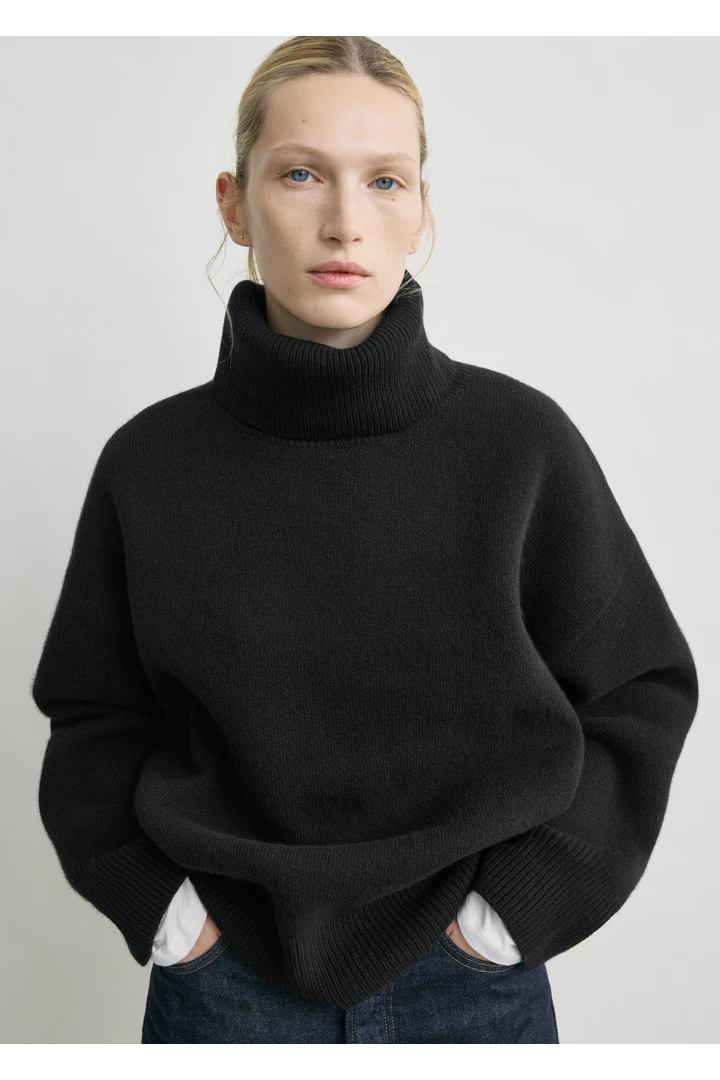 TOTEME 더블 니트 터틀넥 블랙의 블랙컬러 3번쨰 이미지입니다.