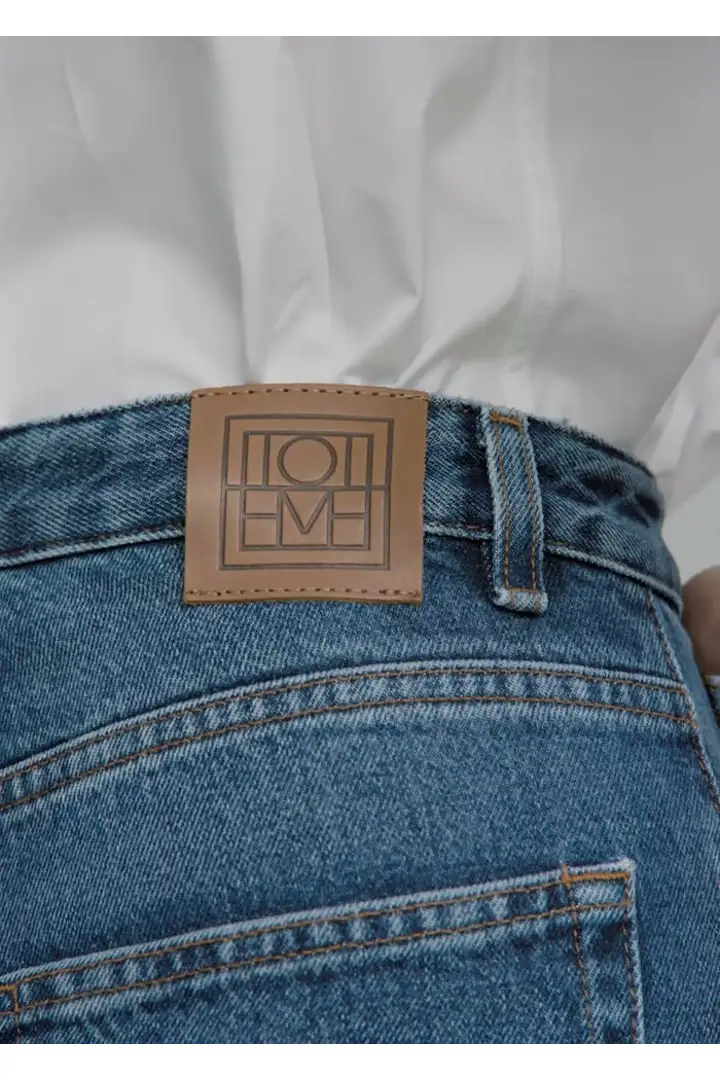 TOTEME 플레어 핏 데님 워시드 블루의 워시드 블루컬러 3번쨰 이미지입니다.