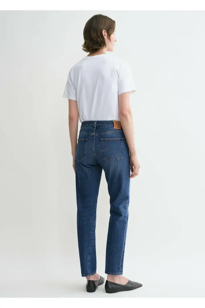 TOTEME 트위스티드 심 데님 워시드 블루의 워시드 블루컬러 2번쨰 이미지입니다.