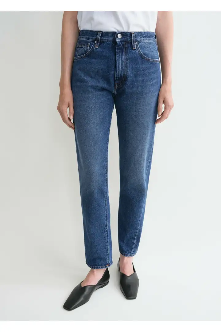 TOTEME 트위스티드 심 데님 워시드 블루의 워시드 블루컬러 3번쨰 이미지입니다.