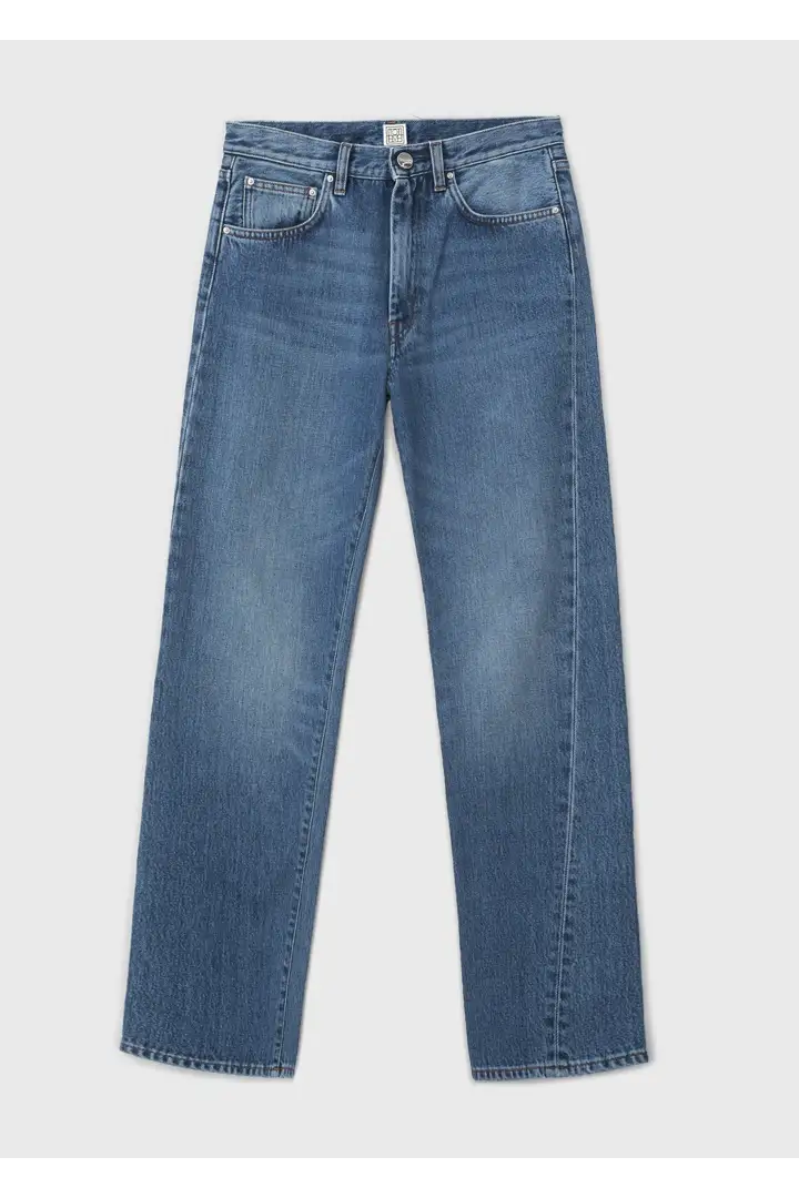 TOTEME 트위스티드 심 데님 워시드 블루의 워시드 블루컬러 4번쨰 이미지입니다.