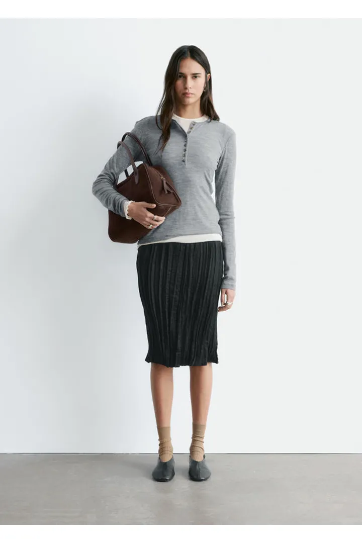 앤아더스토리즈 하프 플라켓 메리노 울 탑의 그레이컬러 ECOMLook입니다.