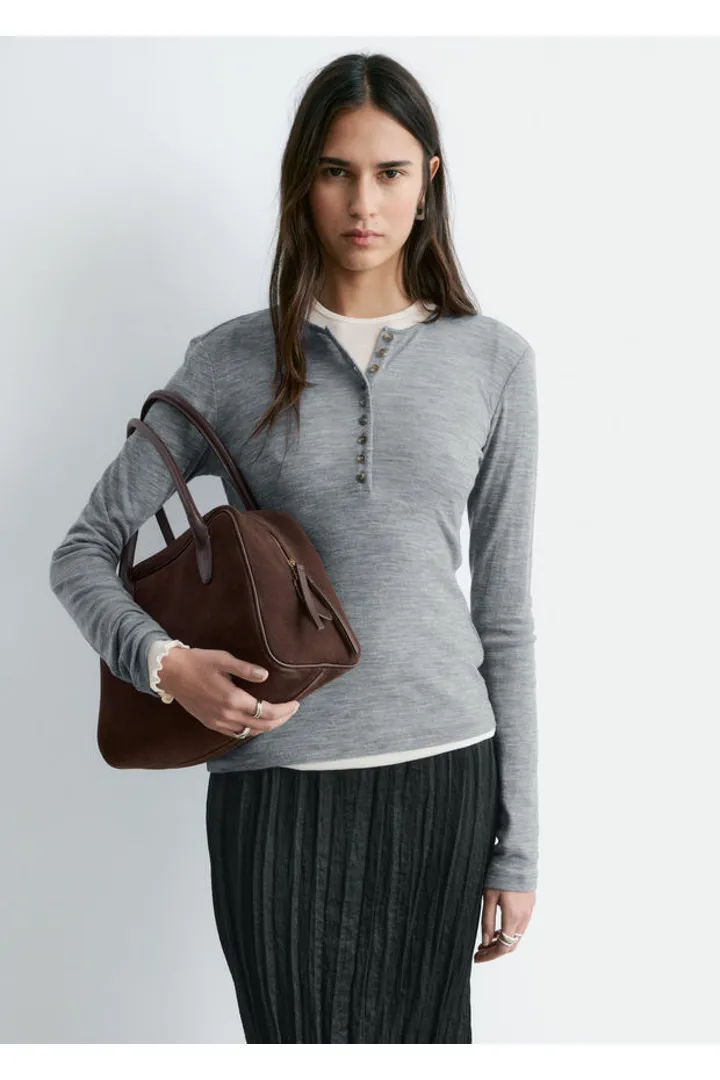 앤아더스토리즈 하프 플라켓 메리노 울 탑의 그레이컬러 ECOMLook입니다.