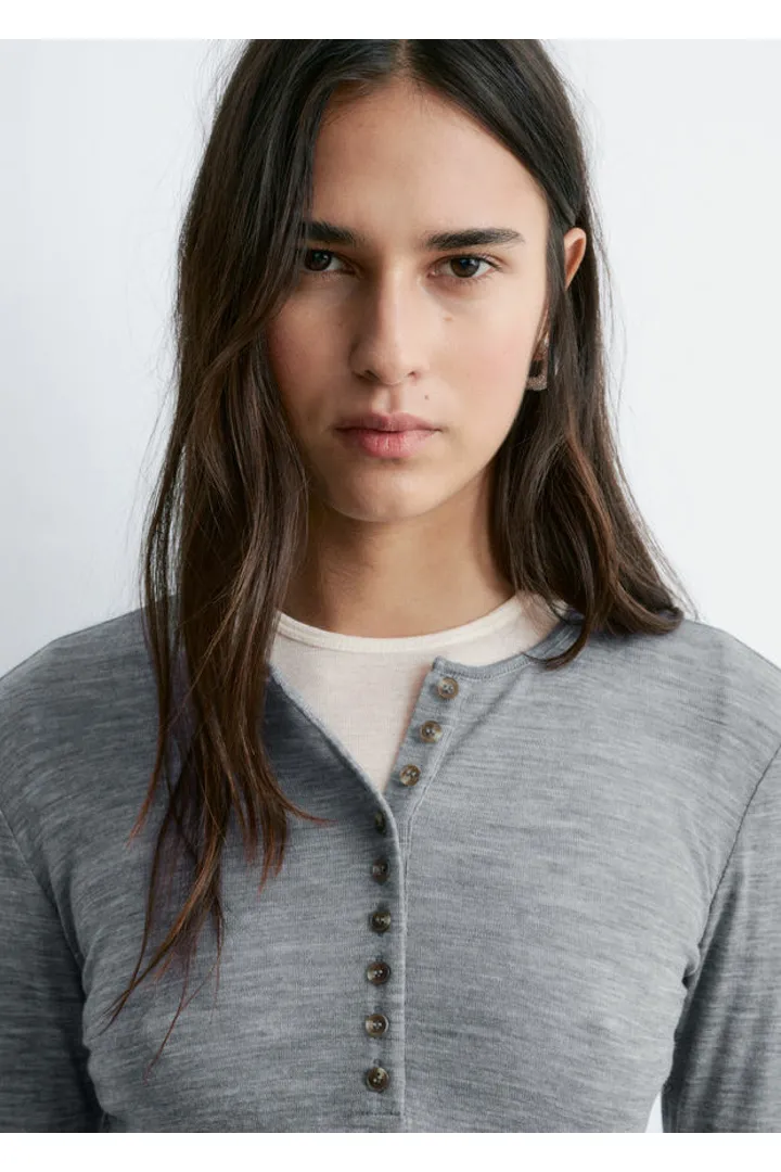 앤아더스토리즈 하프 플라켓 메리노 울 탑의 그레이컬러 ECOMLook입니다.