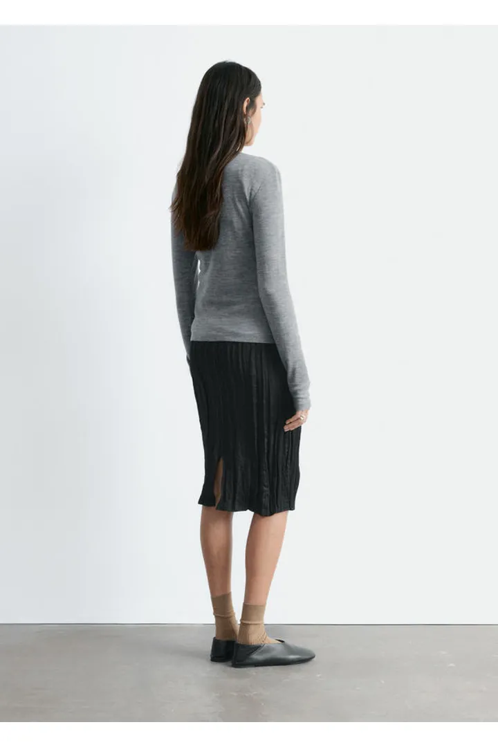 앤아더스토리즈 하프 플라켓 메리노 울 탑의 그레이컬러 ECOMLook입니다.