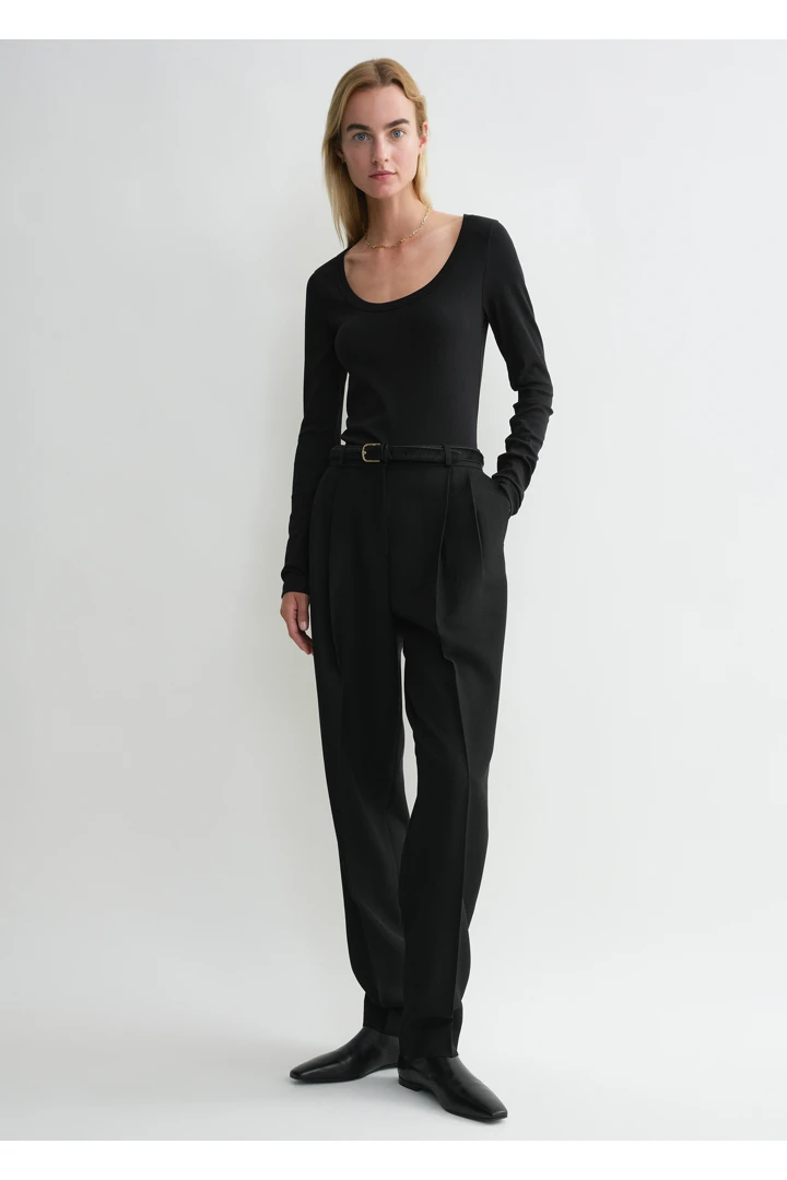 TOTEME 클래식 립 탑 블랙의 블랙컬러 0번쨰 이미지입니다.