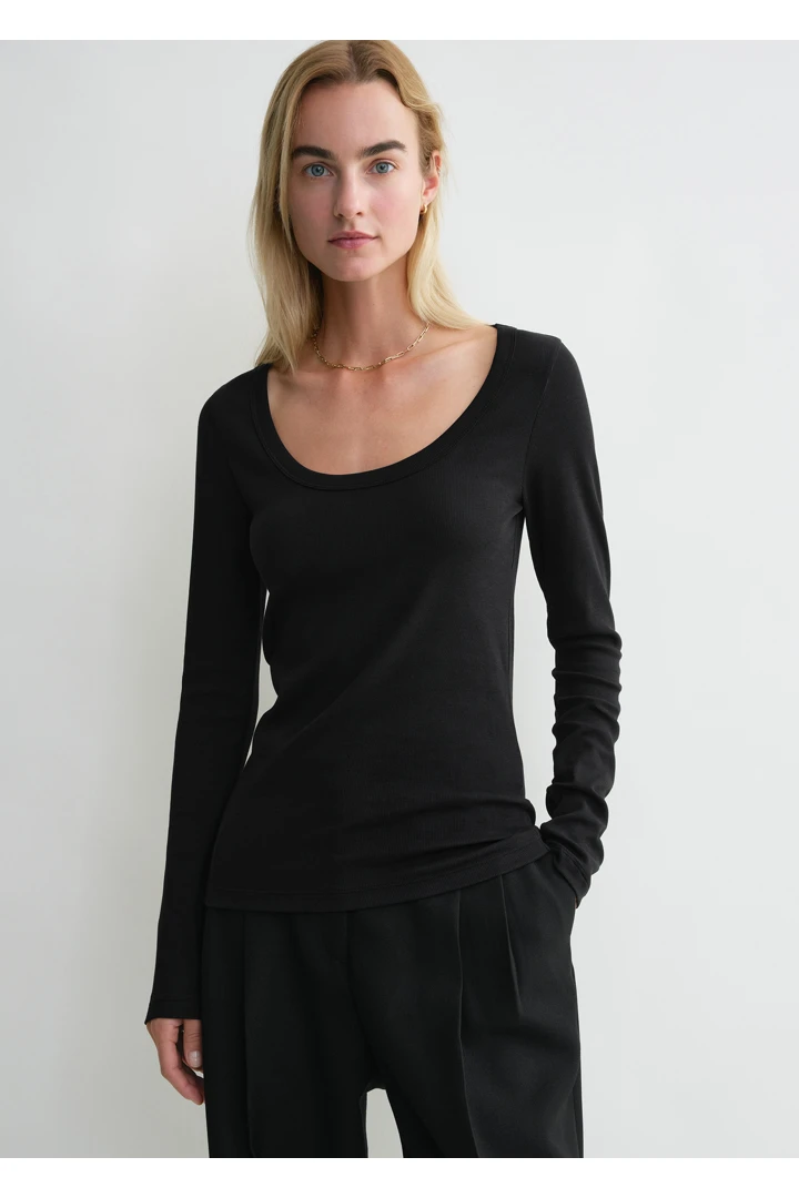 TOTEME 클래식 립 탑 블랙의 블랙컬러 1번쨰 이미지입니다.