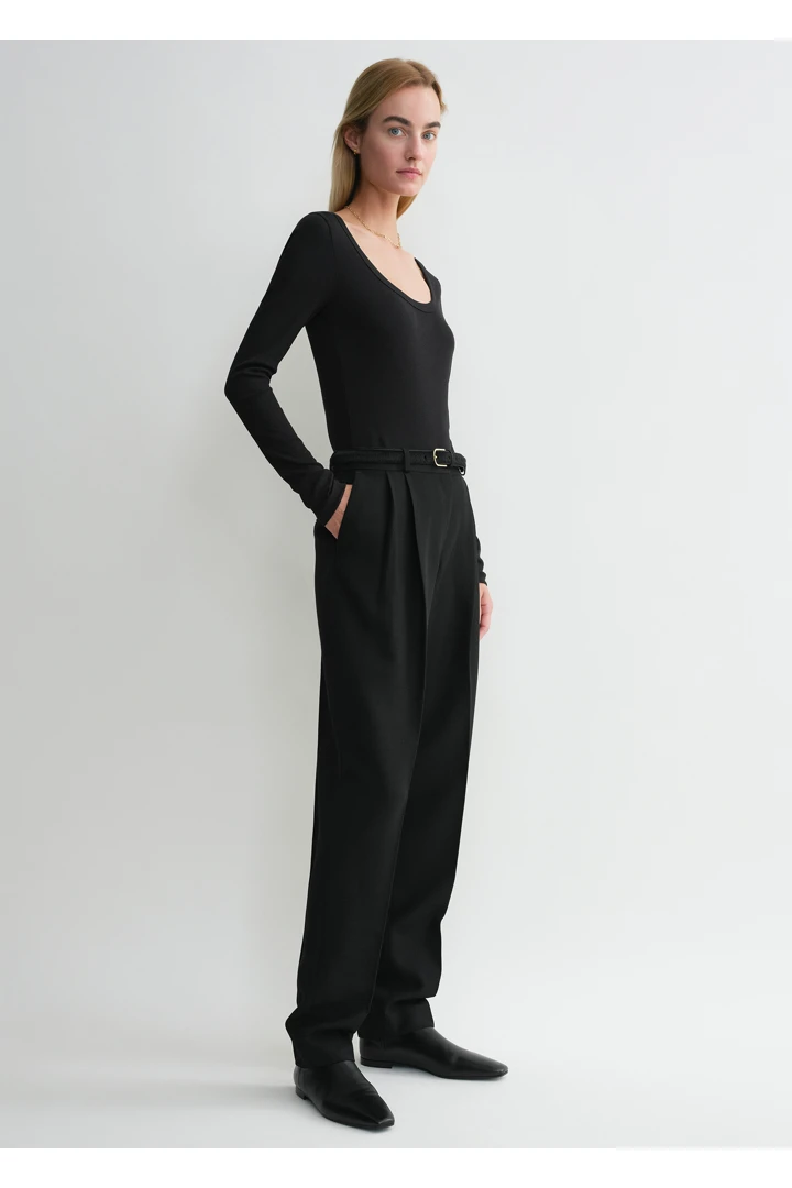 TOTEME 클래식 립 탑 블랙의 블랙컬러 2번쨰 이미지입니다.