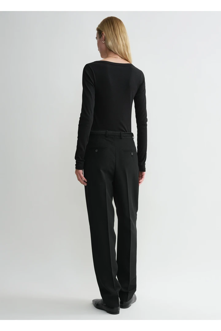 TOTEME 클래식 립 탑 블랙의 블랙컬러 3번쨰 이미지입니다.