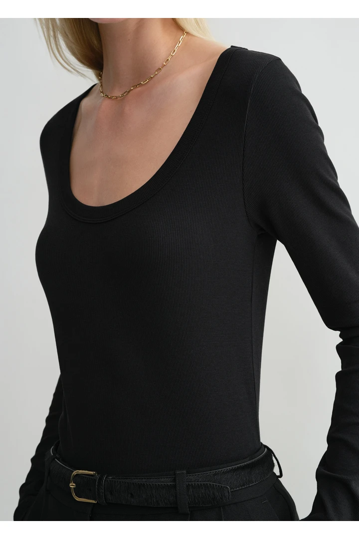 TOTEME 클래식 립 탑 블랙의 블랙컬러 4번쨰 이미지입니다.