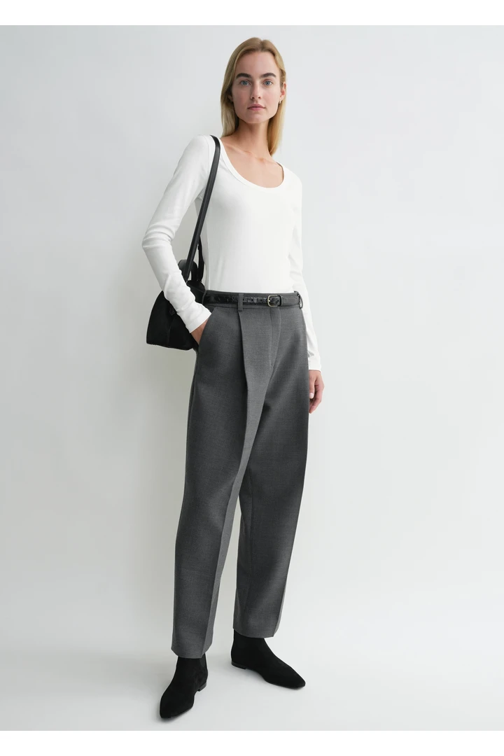 TOTEME 클래식 립 탑 화이트의 화이트컬러 0번쨰 이미지입니다.