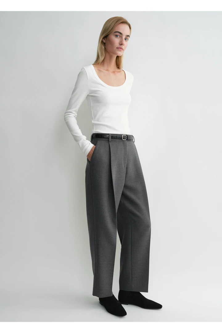 TOTEME 클래식 립 탑 화이트의 화이트컬러 1번쨰 이미지입니다.