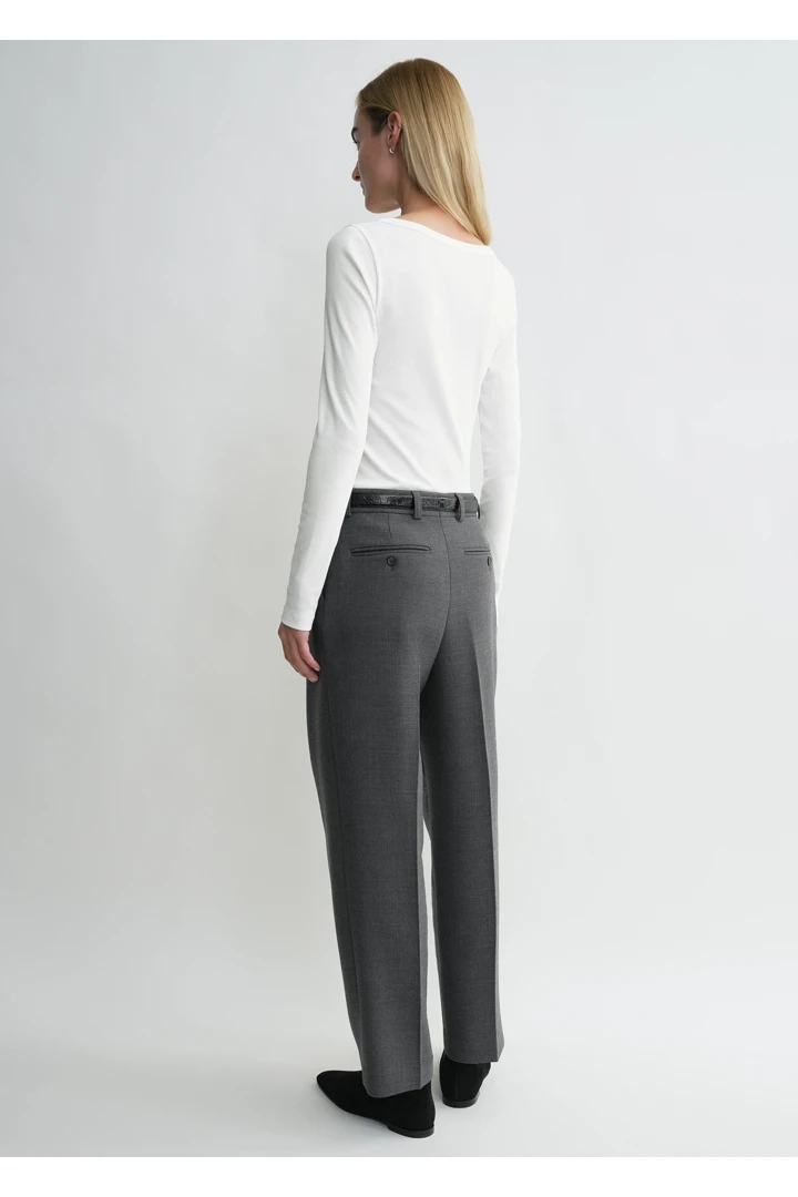 TOTEME 클래식 립 탑 화이트의 화이트컬러 2번쨰 이미지입니다.