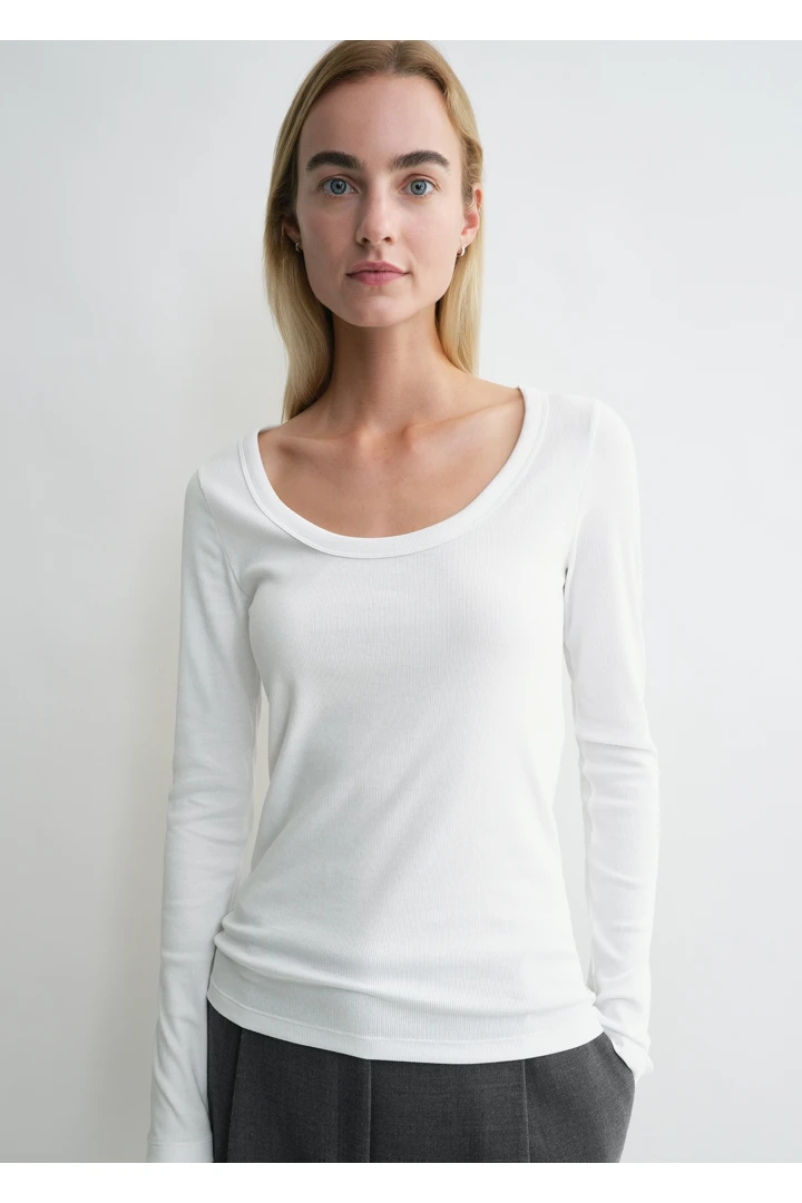 TOTEME 클래식 립 탑 화이트의 화이트컬러 3번쨰 이미지입니다.