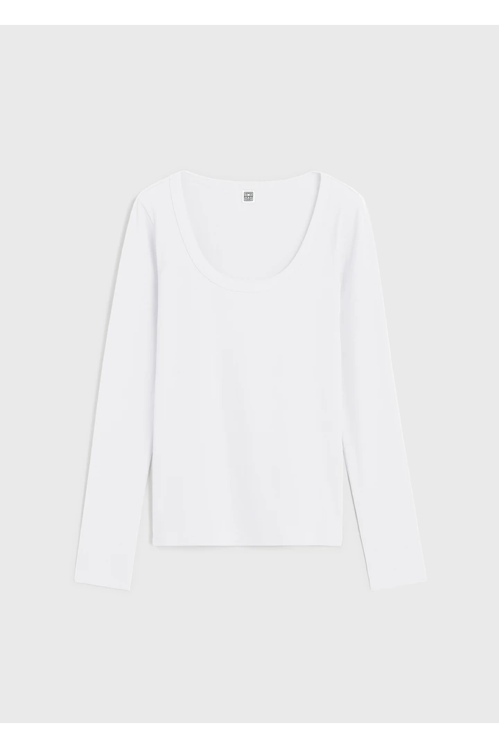 TOTEME 클래식 립 탑 화이트의 화이트컬러 5번쨰 이미지입니다.