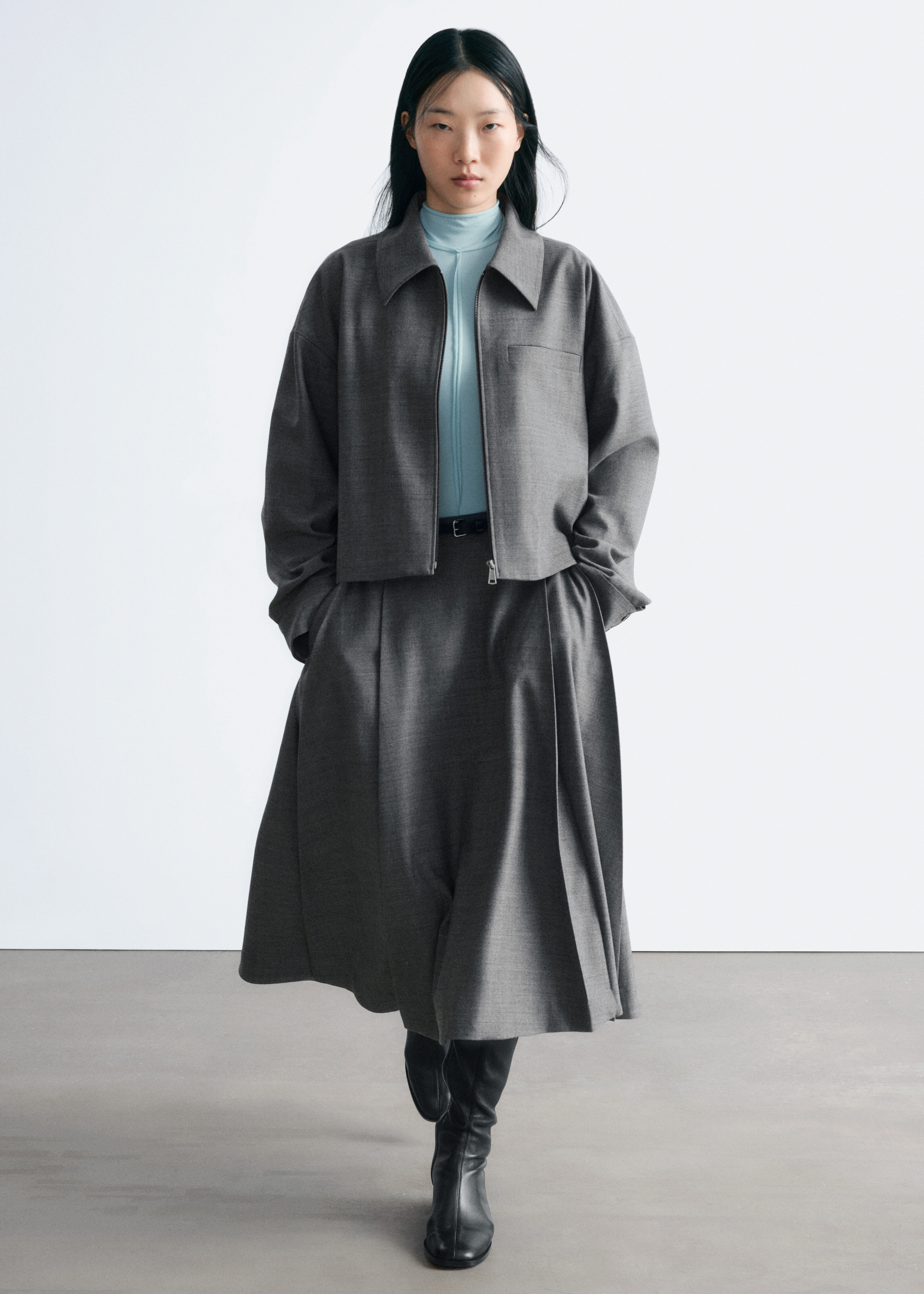 앤아더스토리즈 플리츠 울 미디 스커트의 다크 그레이컬러 ECOMLook입니다.