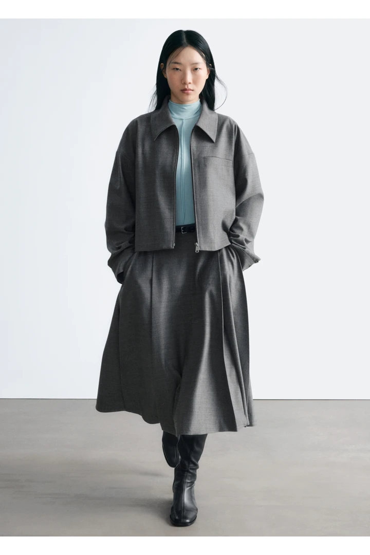 앤아더스토리즈 플리츠 울 미디 스커트의 다크 그레이컬러 ECOMLook입니다.