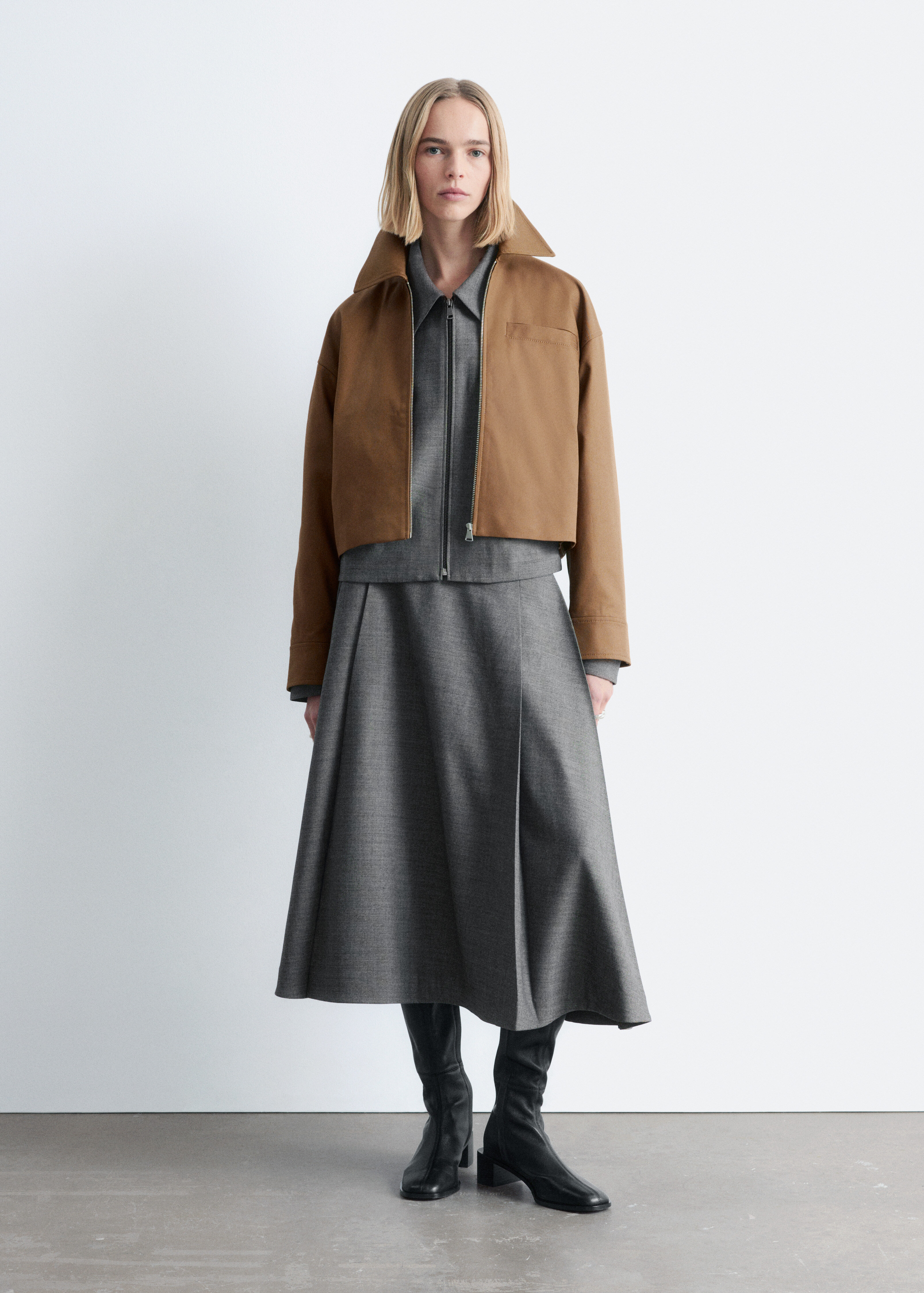 앤아더스토리즈 플리츠 울 미디 스커트의 다크 그레이컬러 ECOMLook입니다.