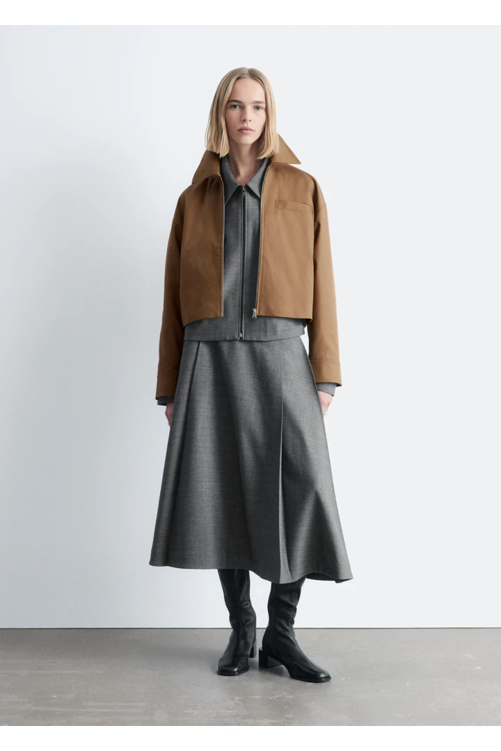 앤아더스토리즈 플리츠 울 미디 스커트의 다크 그레이컬러 ECOMLook입니다.