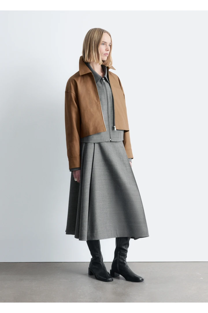 앤아더스토리즈 플리츠 울 미디 스커트의 다크 그레이컬러 ECOMLook입니다.