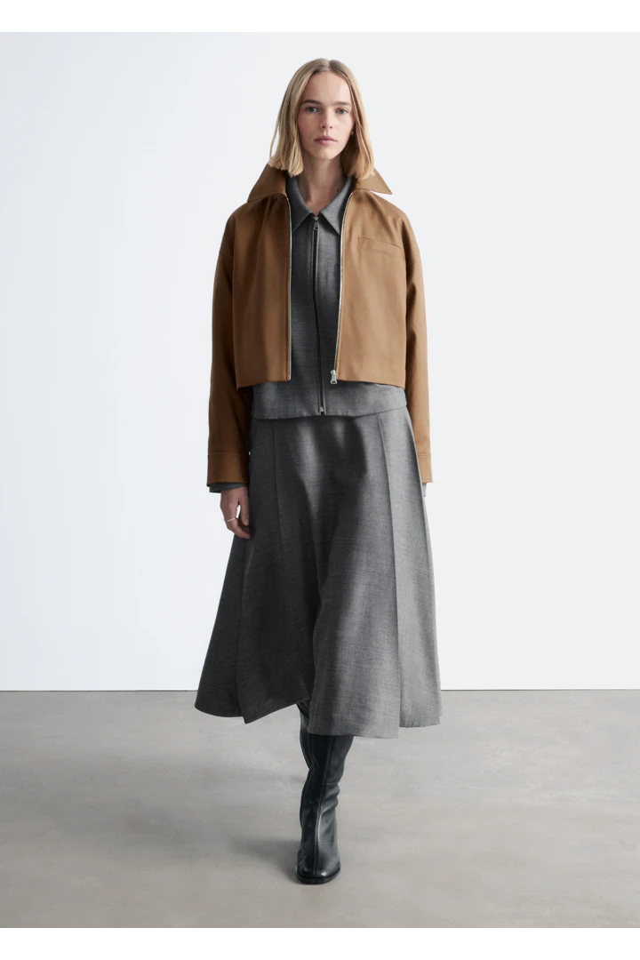 앤아더스토리즈 플리츠 울 미디 스커트의 다크 그레이컬러 ECOMLook입니다.