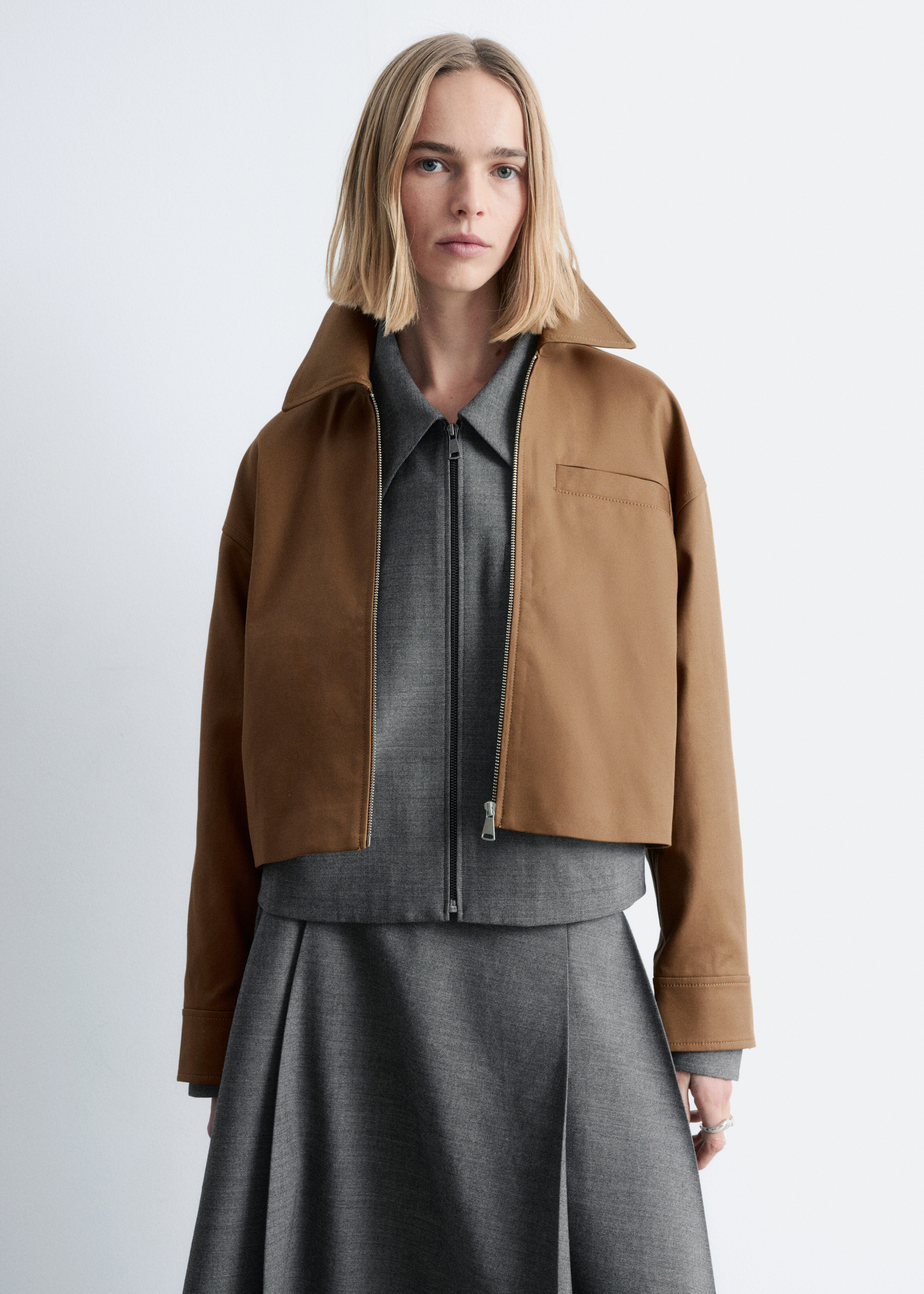 앤아더스토리즈 플리츠 울 미디 스커트의 다크 그레이컬러 ECOMLook입니다.