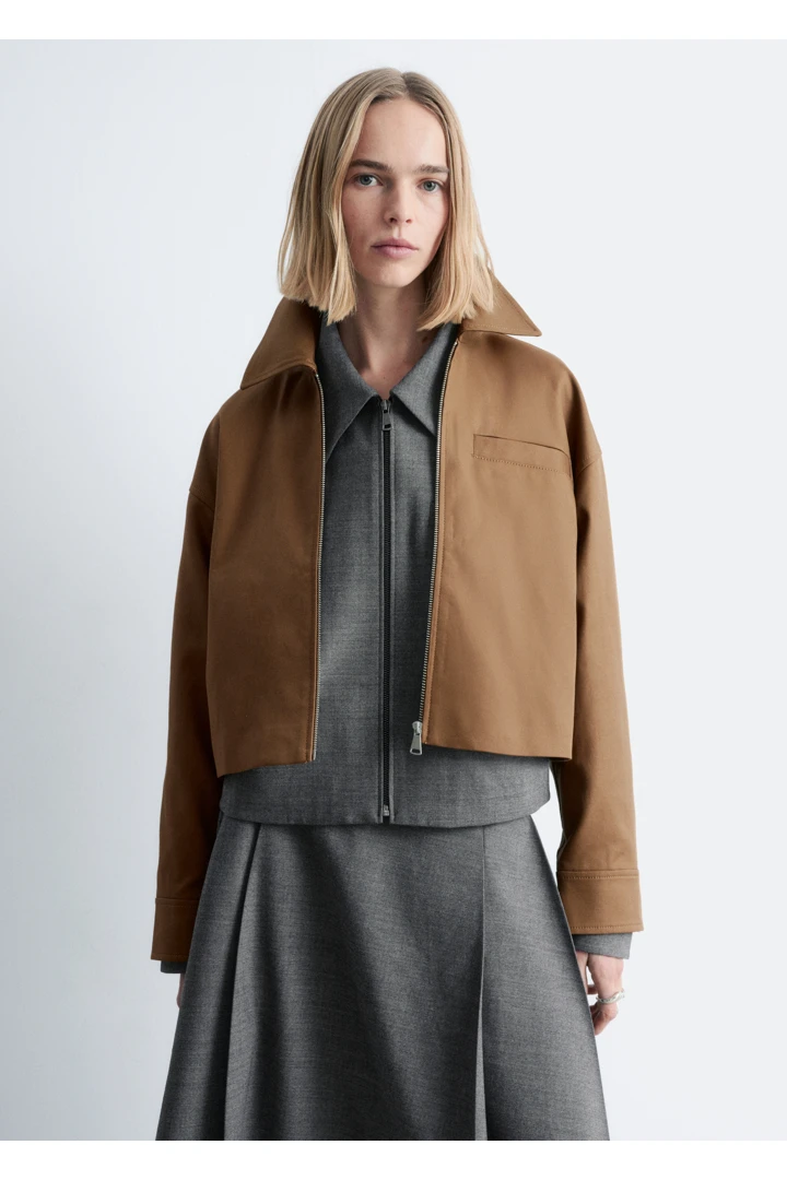 앤아더스토리즈 플리츠 울 미디 스커트의 다크 그레이컬러 ECOMLook입니다.