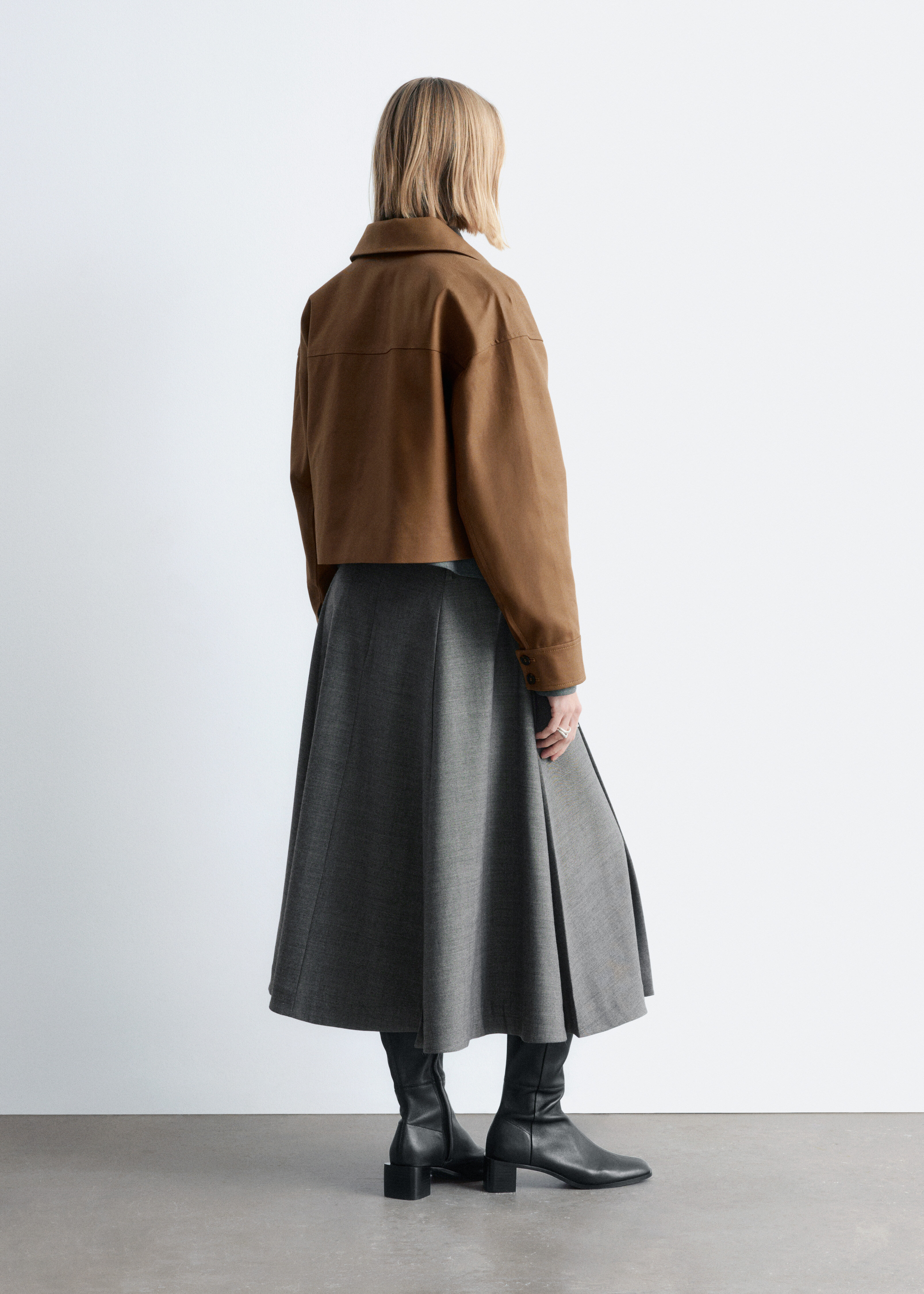앤아더스토리즈 플리츠 울 미디 스커트의 다크 그레이컬러 ECOMLook입니다.