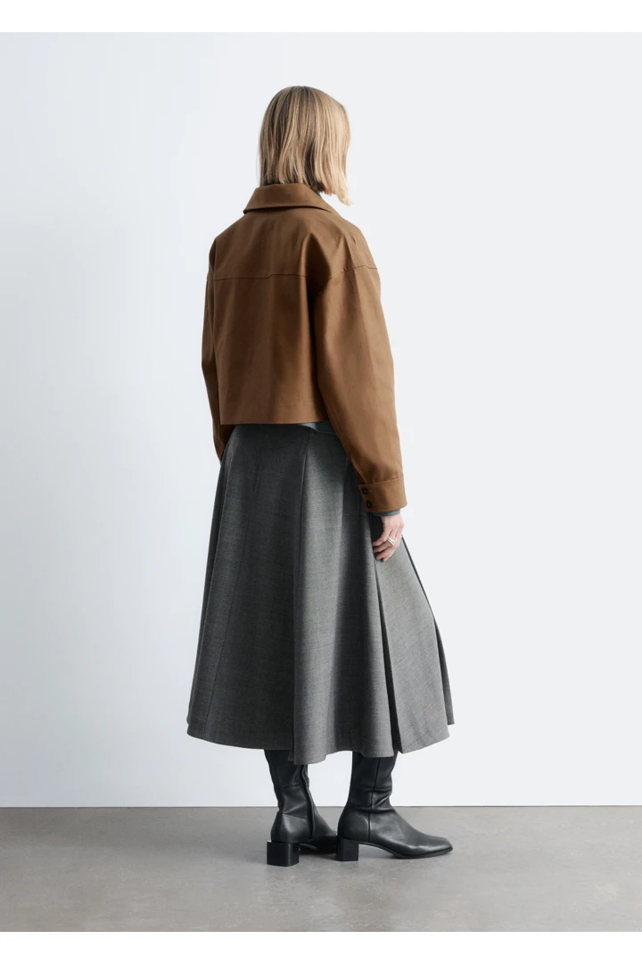 앤아더스토리즈 플리츠 울 미디 스커트의 다크 그레이컬러 ECOMLook입니다.