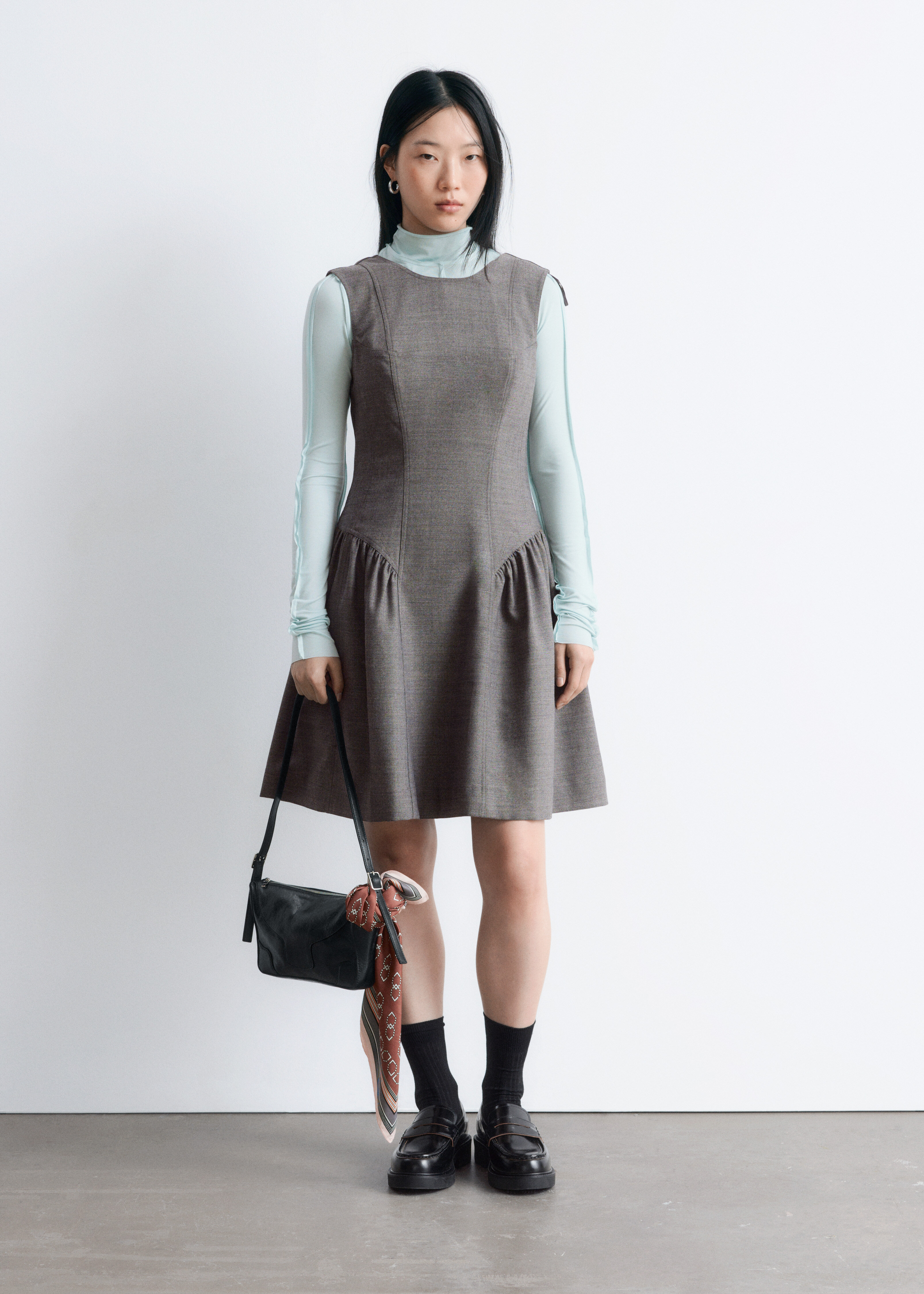 앤아더스토리즈 플레어 울 미니 드레스의 다크 그레이컬러 ECOMLook입니다.