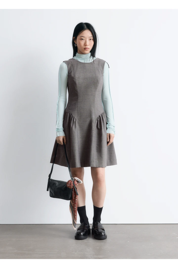 앤아더스토리즈 플레어 울 미니 드레스의 다크 그레이컬러 ECOMLook입니다.