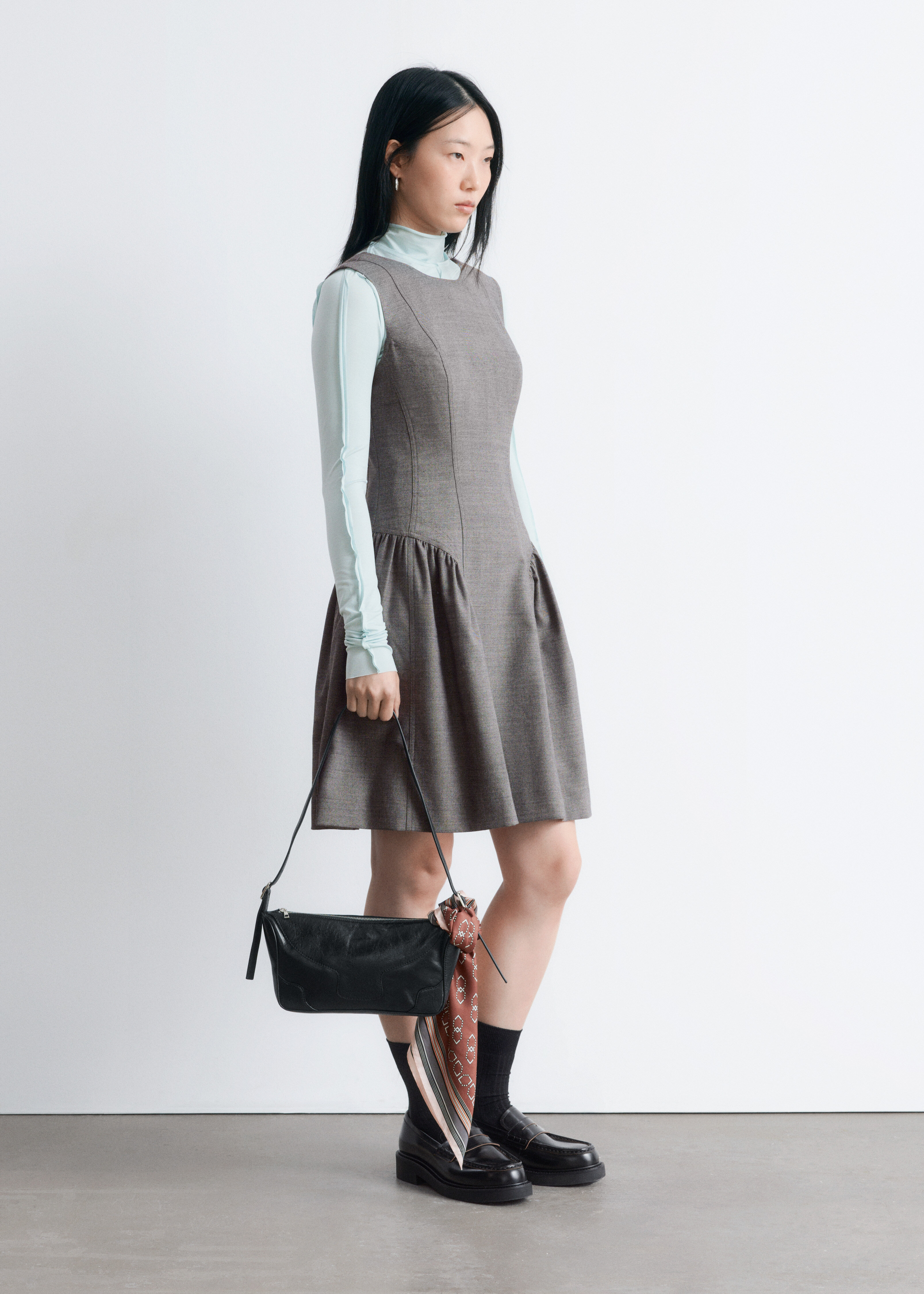 앤아더스토리즈 플레어 울 미니 드레스의 다크 그레이컬러 ECOMLook입니다.