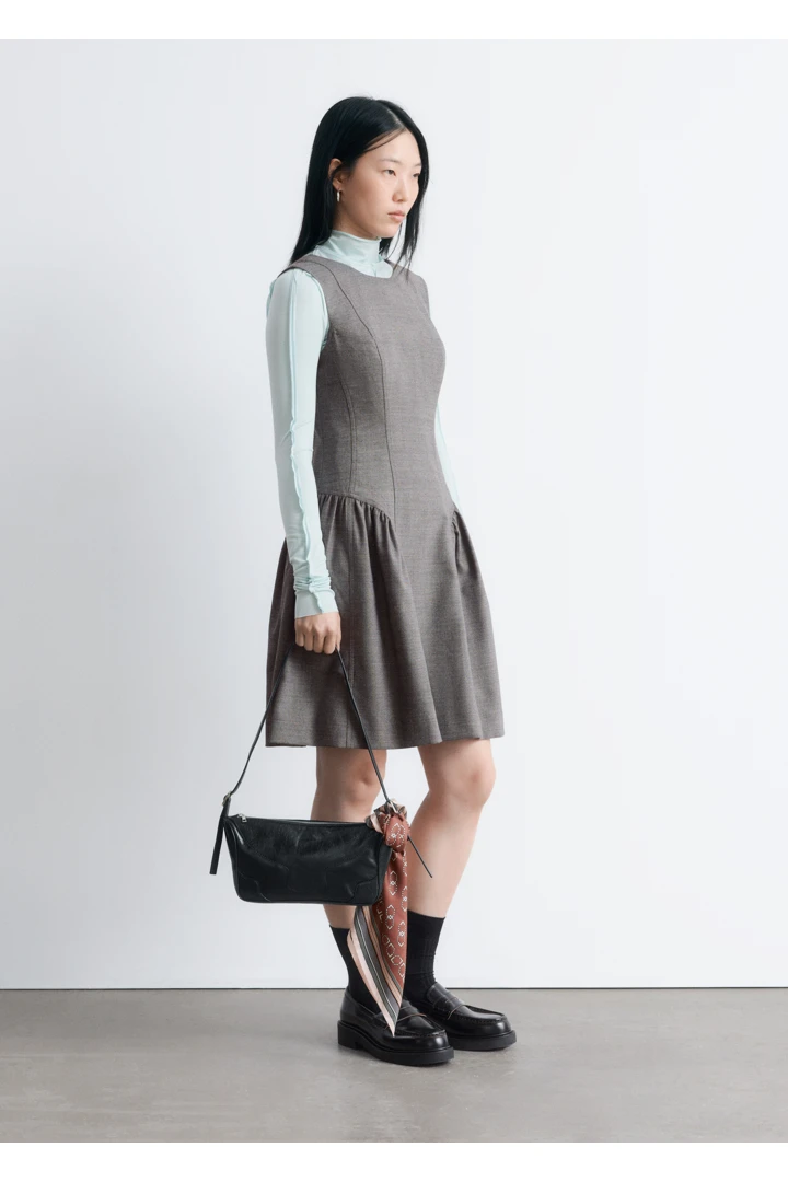 앤아더스토리즈 플레어 울 미니 드레스의 다크 그레이컬러 ECOMLook입니다.