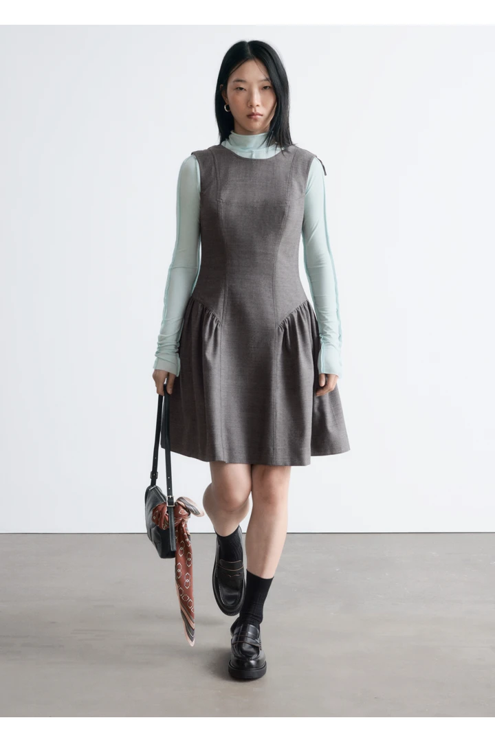 앤아더스토리즈 플레어 울 미니 드레스의 다크 그레이컬러 ECOMLook입니다.