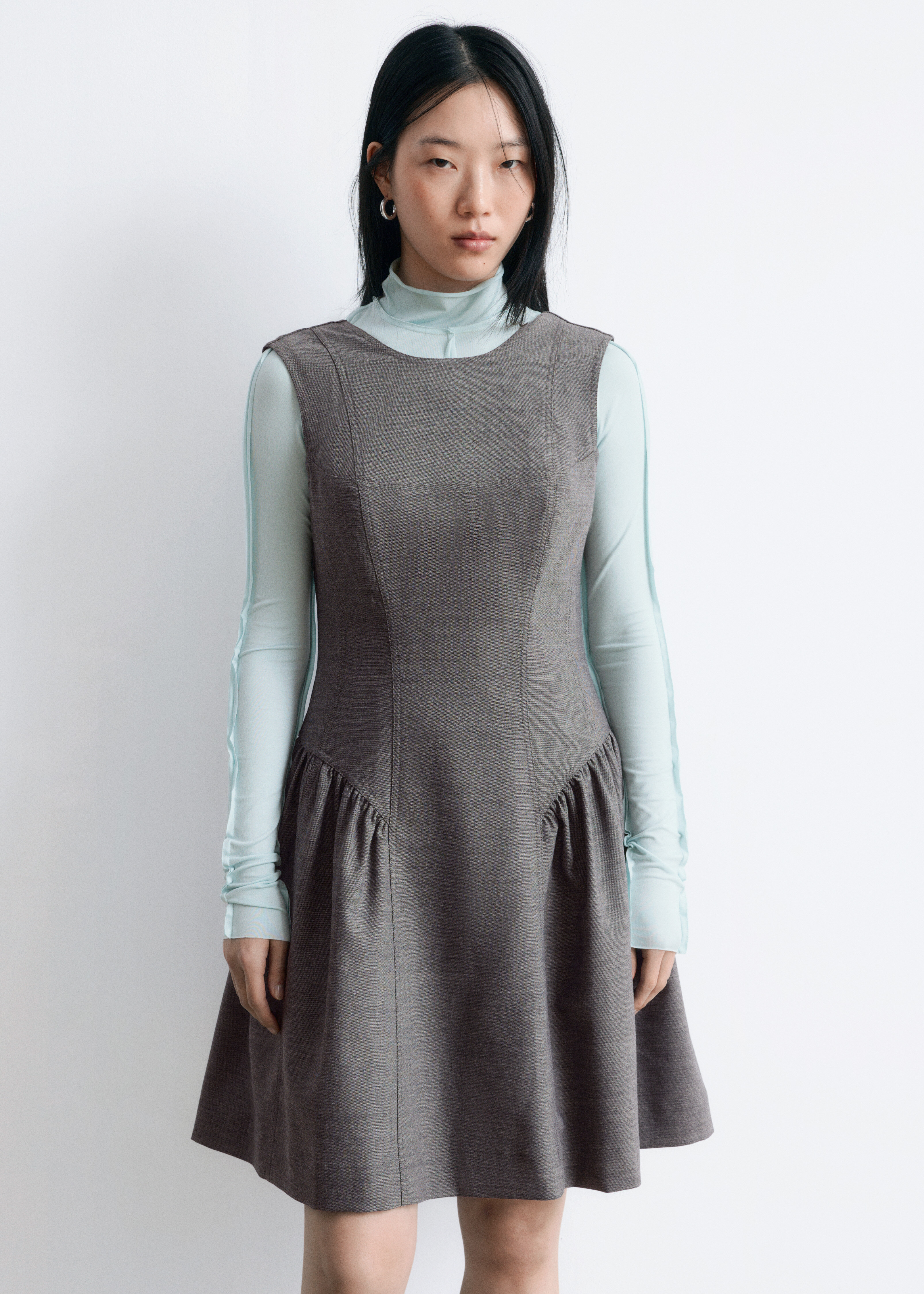 앤아더스토리즈 플레어 울 미니 드레스의 다크 그레이컬러 ECOMLook입니다.