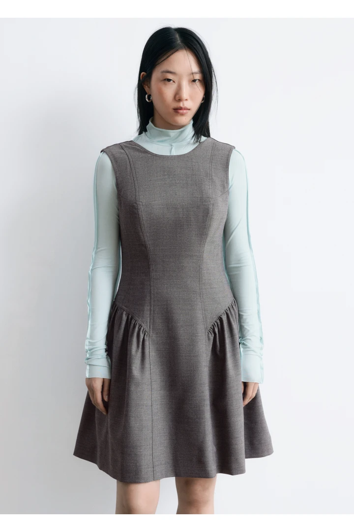 앤아더스토리즈 플레어 울 미니 드레스의 다크 그레이컬러 ECOMLook입니다.