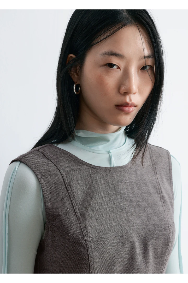 앤아더스토리즈 플레어 울 미니 드레스의 다크 그레이컬러 ECOMLook입니다.