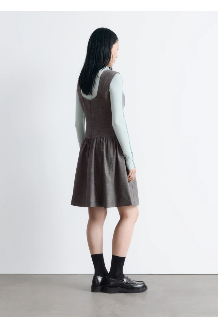 앤아더스토리즈 플레어 울 미니 드레스의 다크 그레이컬러 ECOMLook입니다.