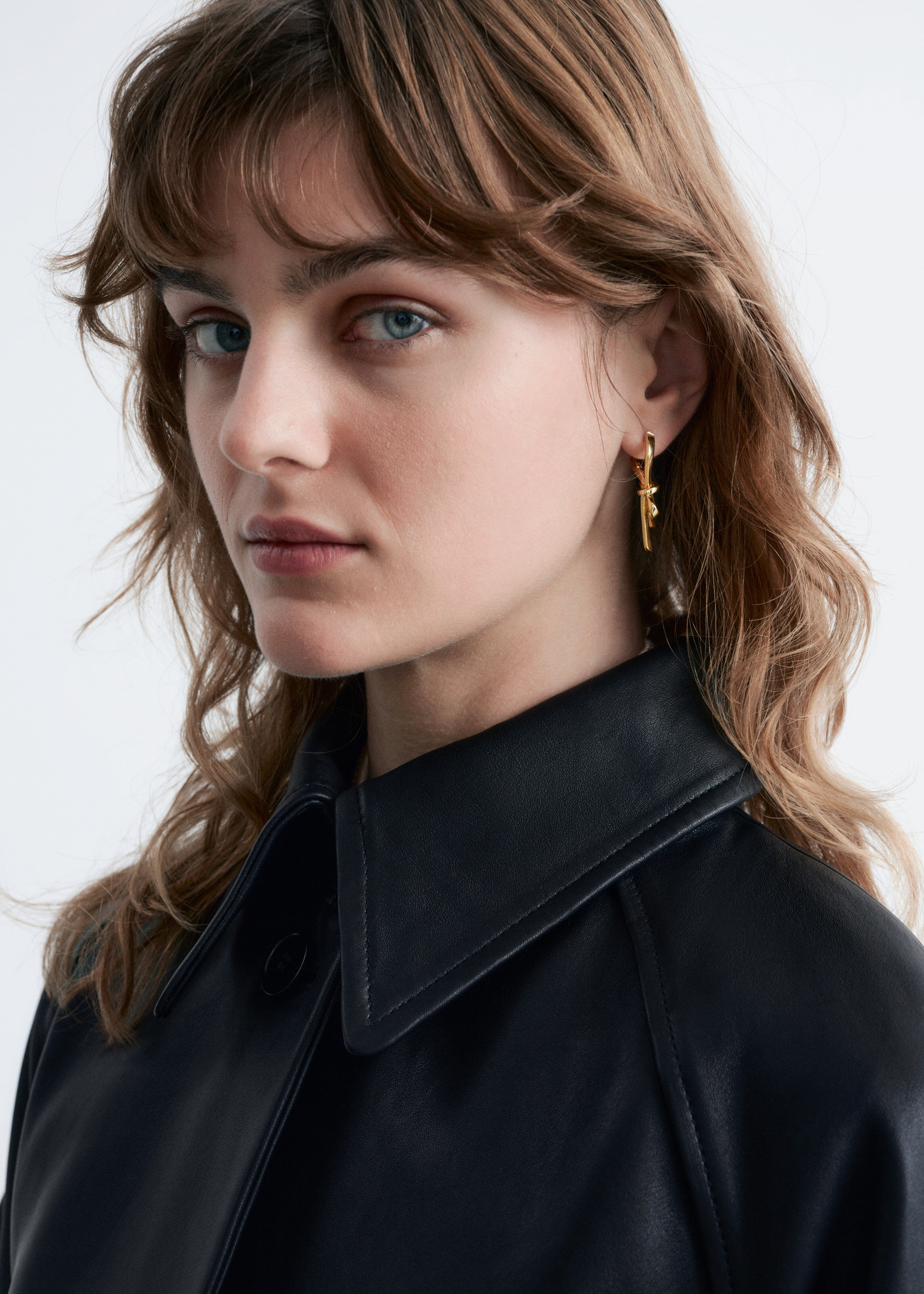 앤아더스토리즈 타이 벨트 레더 코트의 블랙컬러 ECOMLook입니다.