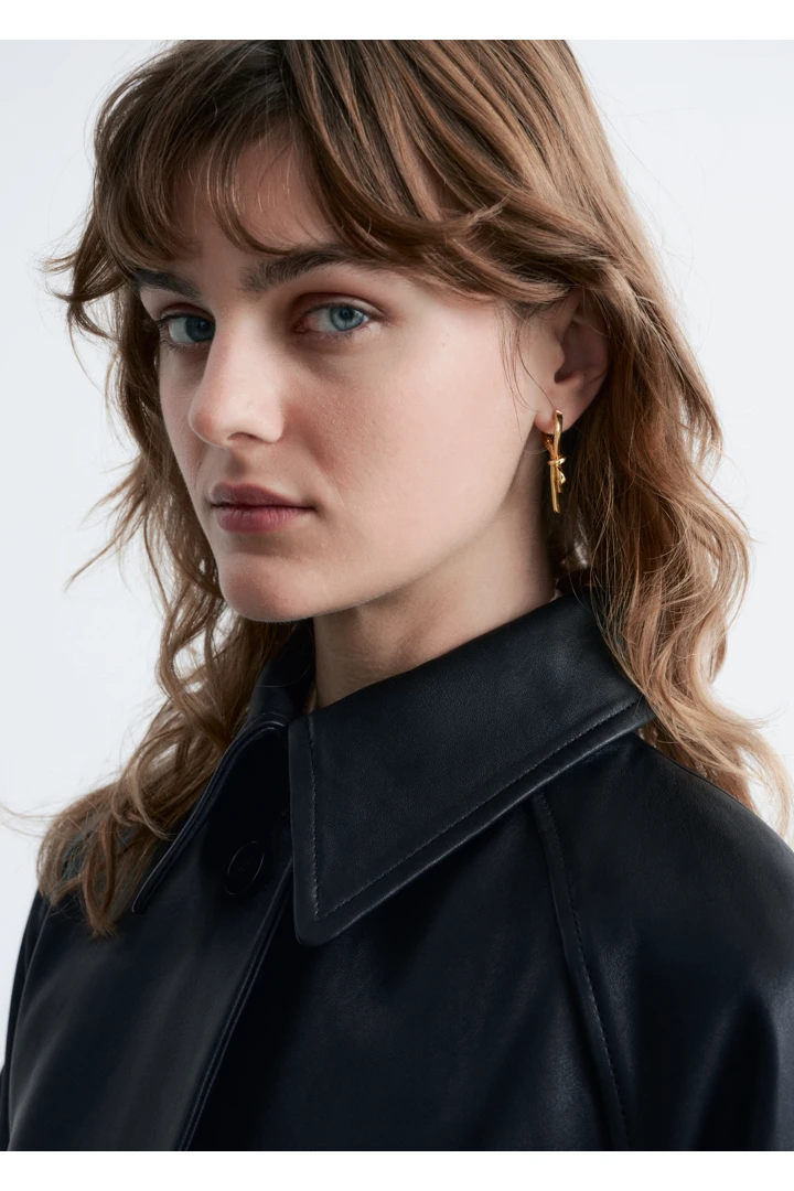 앤아더스토리즈 타이 벨트 레더 코트의 블랙컬러 ECOMLook입니다.