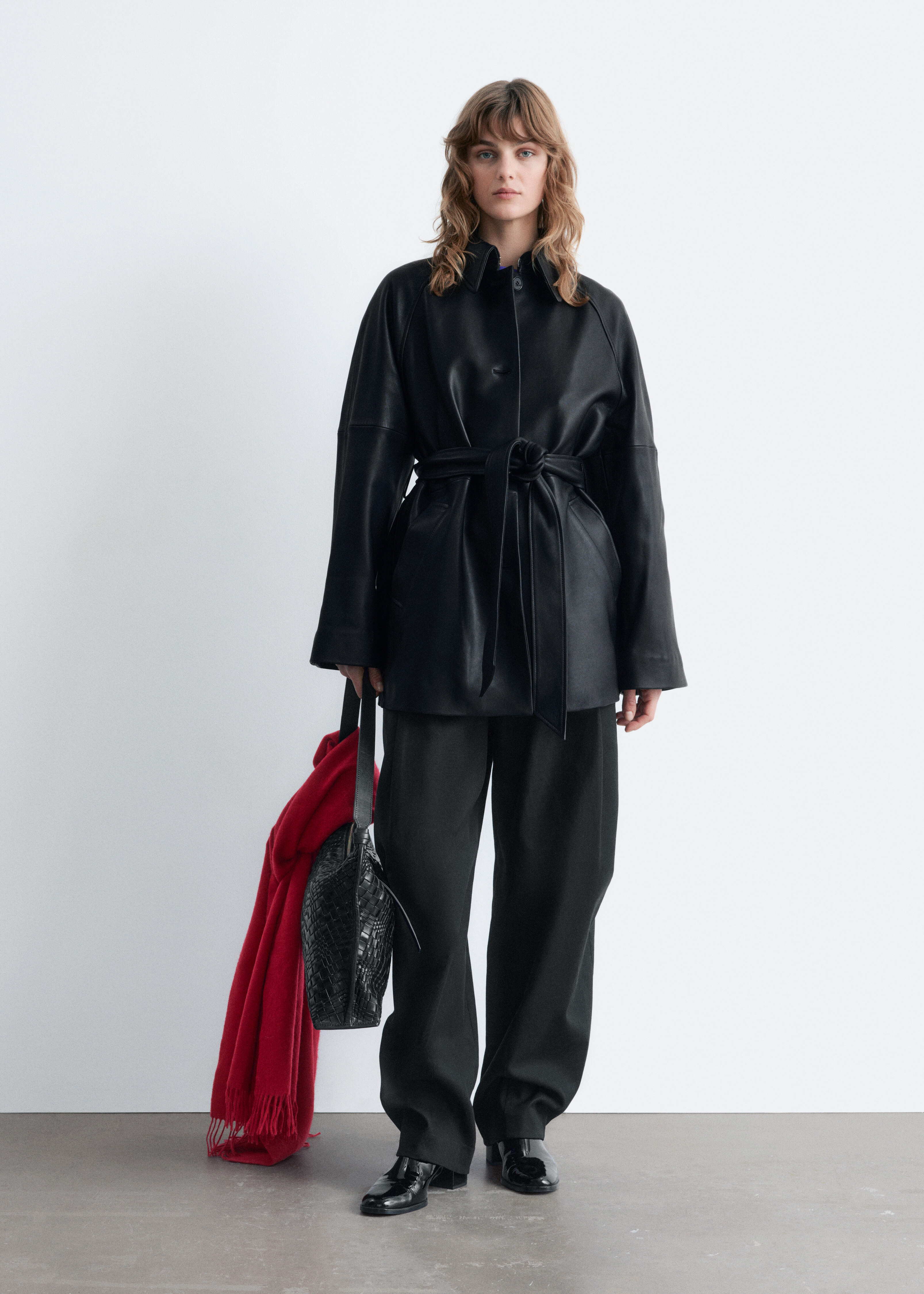 앤아더스토리즈 타이 벨트 레더 코트의 블랙컬러 ECOMLook입니다.