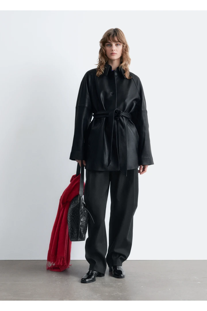 앤아더스토리즈 타이 벨트 레더 코트의 블랙컬러 ECOMLook입니다.