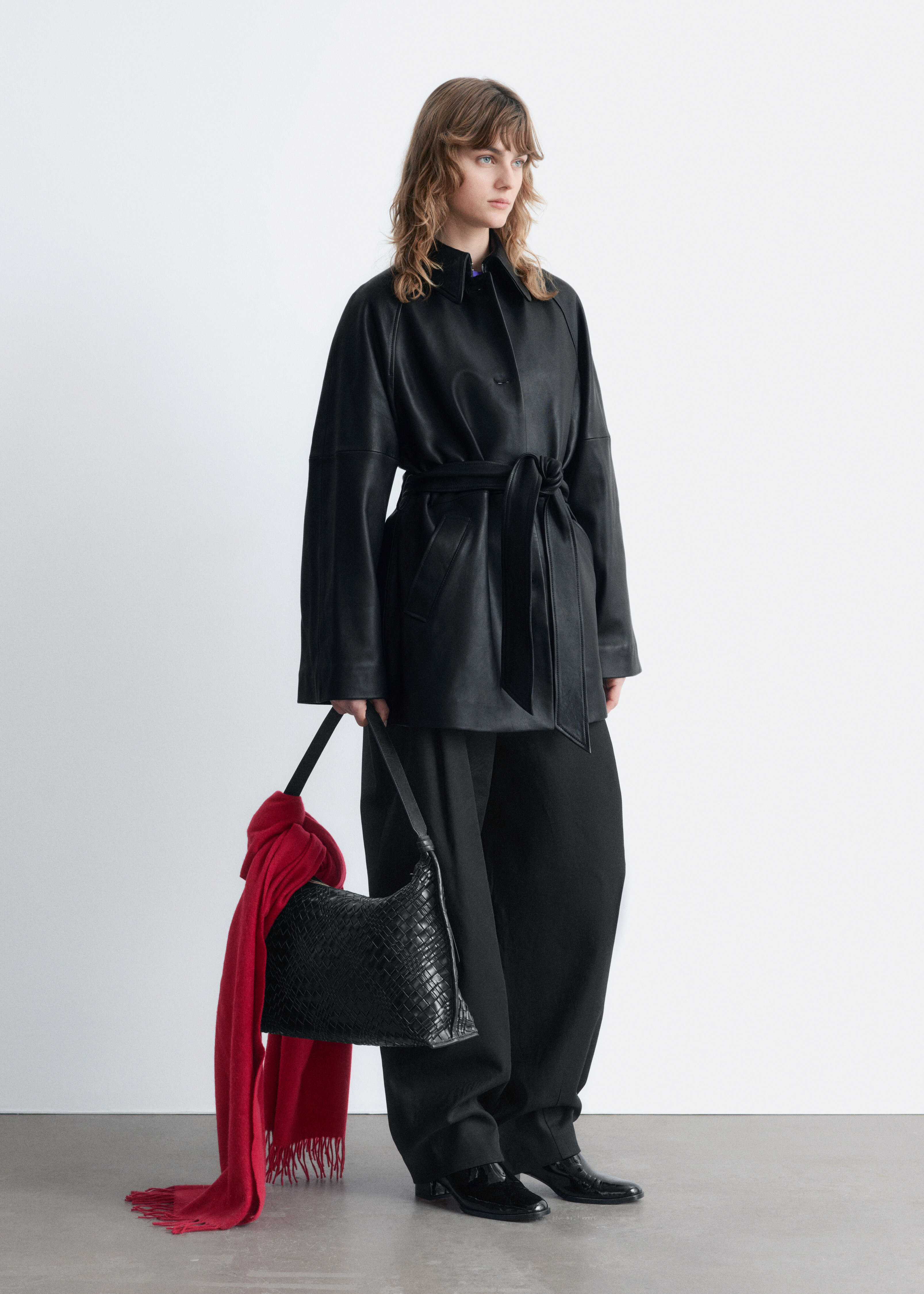 앤아더스토리즈 타이 벨트 레더 코트의 블랙컬러 ECOMLook입니다.