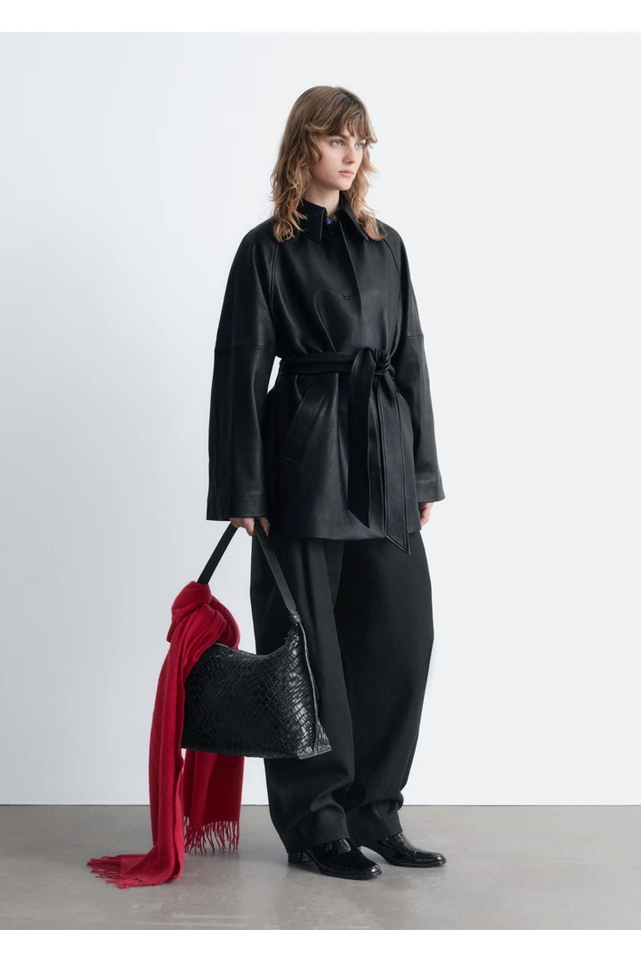 앤아더스토리즈 타이 벨트 레더 코트의 블랙컬러 ECOMLook입니다.