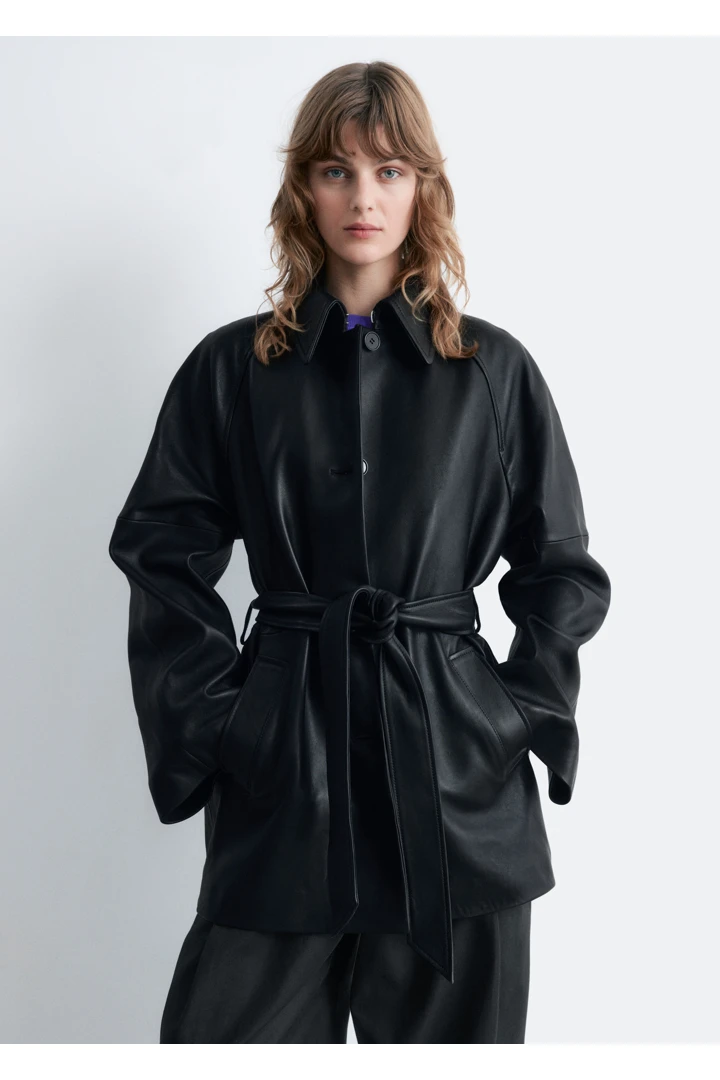 앤아더스토리즈 타이 벨트 레더 코트의 블랙컬러 ECOMLook입니다.