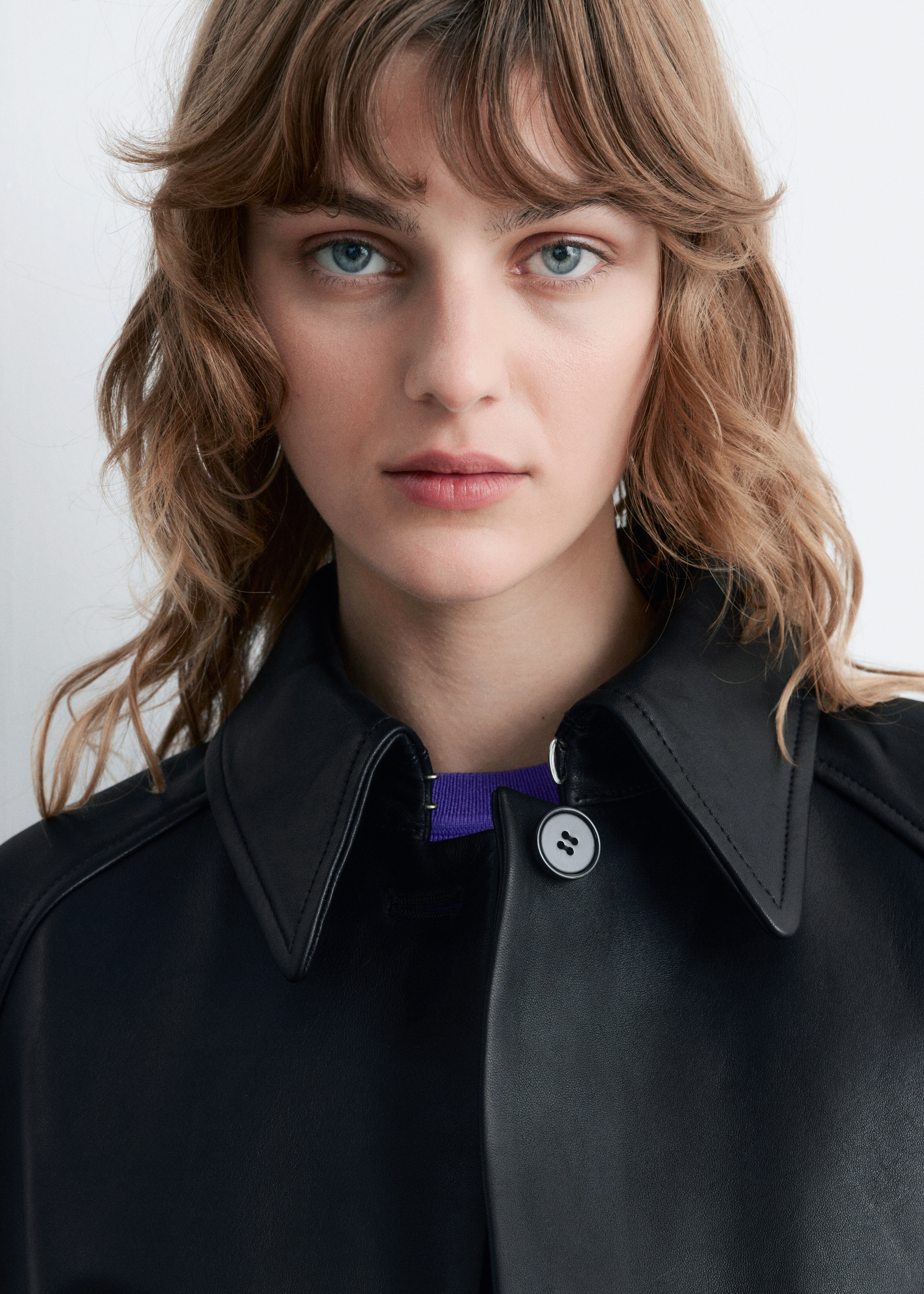 앤아더스토리즈 타이 벨트 레더 코트의 블랙컬러 ECOMLook입니다.