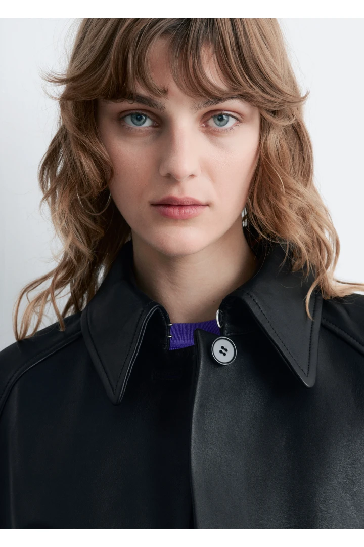 앤아더스토리즈 타이 벨트 레더 코트의 블랙컬러 ECOMLook입니다.